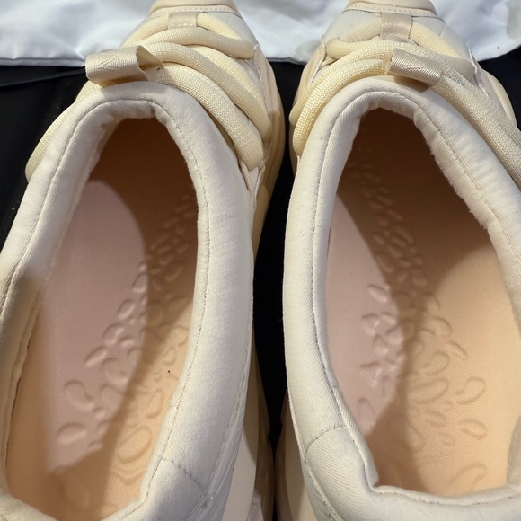 Hoka One Ora Primo Vanilla Woman’s/ Men Slip on
W/Size 11.5 M/Size 10.5 - Picture 7 of 9